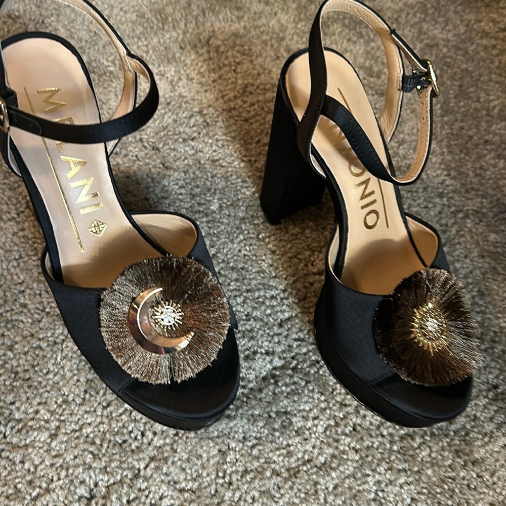 Size 6.5 heel high 4.5 inches 1.5 in platform worn maybe 5 times